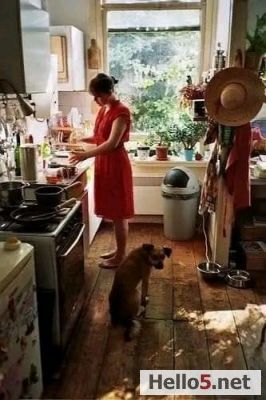 "I heard my mother ask the neighbors for salt. But we had salt at home. I asked her why she asked the neighbors for salt. And she replied: - Because our neighbors don't have much money and they often ask us for something.

From time to time I also ask them for something small and economical, so that they feel that we need them too.

That way, they will feel more comfortable and it will be easier to keep asking us for everything they need.

And that's what I learned from my mother... let's build empathetic, humble, supportive children ​​." ❤