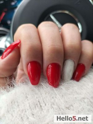 Va place unghii mei roşu şi alb.