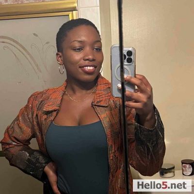 My name is Rose Chantana. my jop Selling things online And make bakery.