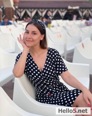 Confident people have a way of carrying themselves that makes others attracted to them.