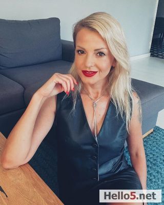 Buna. Ma numesc Maria şi Locuiesc într-un oraș mic din România. Sunt o femeie nebună. Sunt mereu deschisă să cunosc oameni noi.