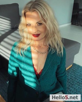 Buna. Ma numesc Maria şi Locuiesc într-un oraș mic din România. Sunt o femeie nebună. Sunt mereu deschisă să cunosc oameni noi.