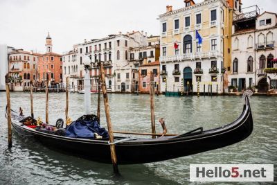 vecice canal gondola ancient buildings venice italy #italy #canal #gondola