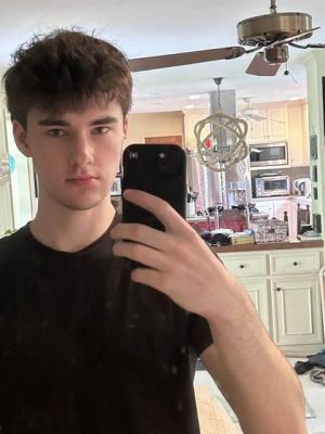 Selamlar. Akhisar’da doğdum büyüdüm, 2006’dan beri sahnedeyiz. Kafam rahat, muhabbetim seni sarar.