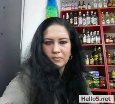 Lucrez la un market şi sunt o persoana foarte vesela, prietenoasa.