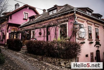 Aici, sub casa roz, locuiește fericirea.
