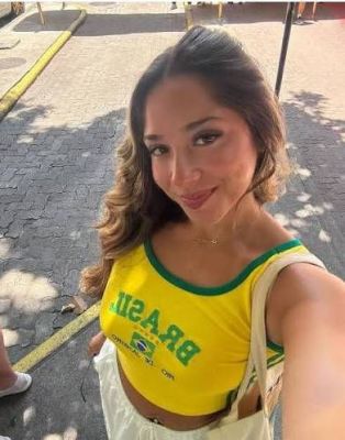 Sou uma mulher solteira do Brasil. Trabalho em um supermercado e moro na capital, Brasília.