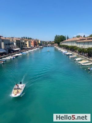 Beautiful canals and clear water #italy