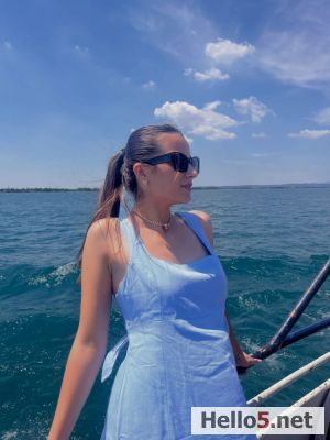 Felice davanti al mare.